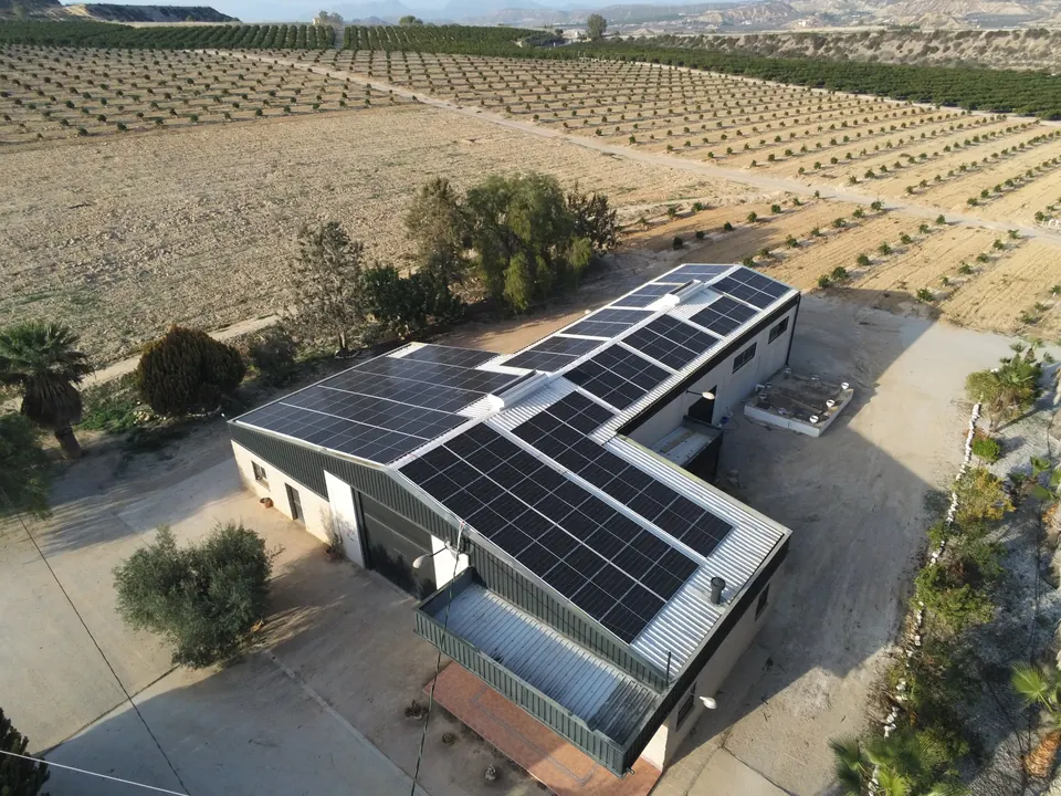 Ferbal (Cañadas de San Pedro) : installation photovoltaïque de 96 kWc réalisée par ALRO Solar, photo 2