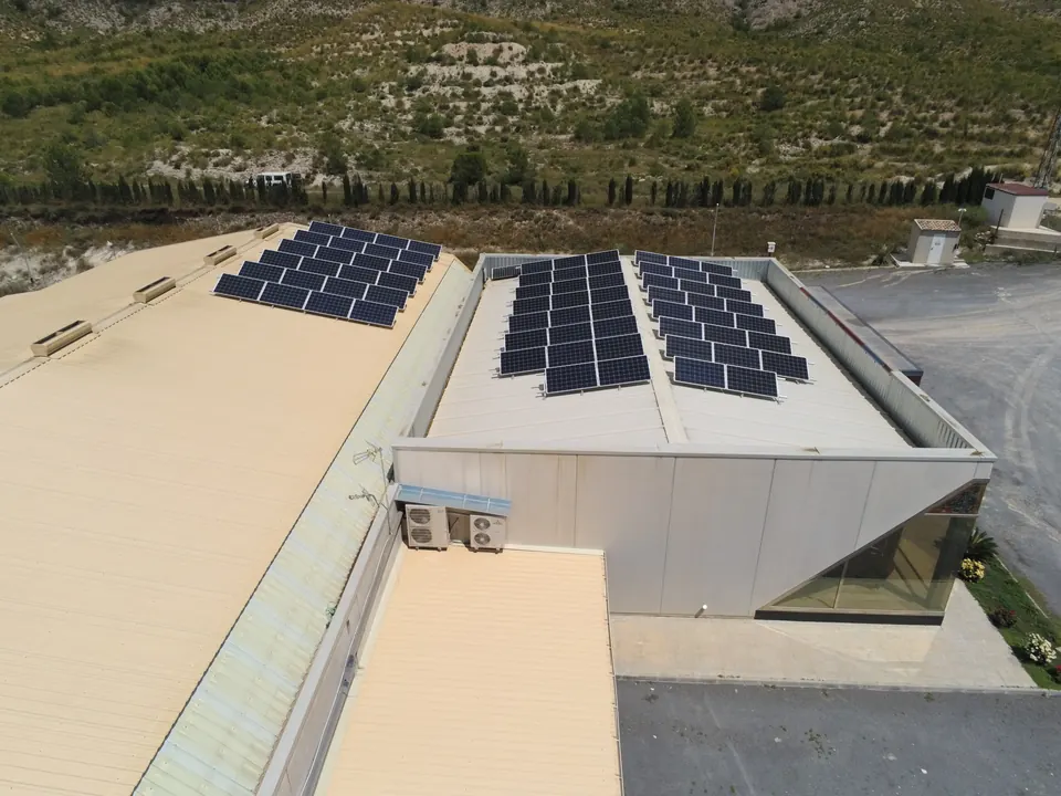 Reciclados Medioambientales Tara (Calasparra) : installation photovoltaïque de 21 kWc réalisée par ALRO Solar, photo 3