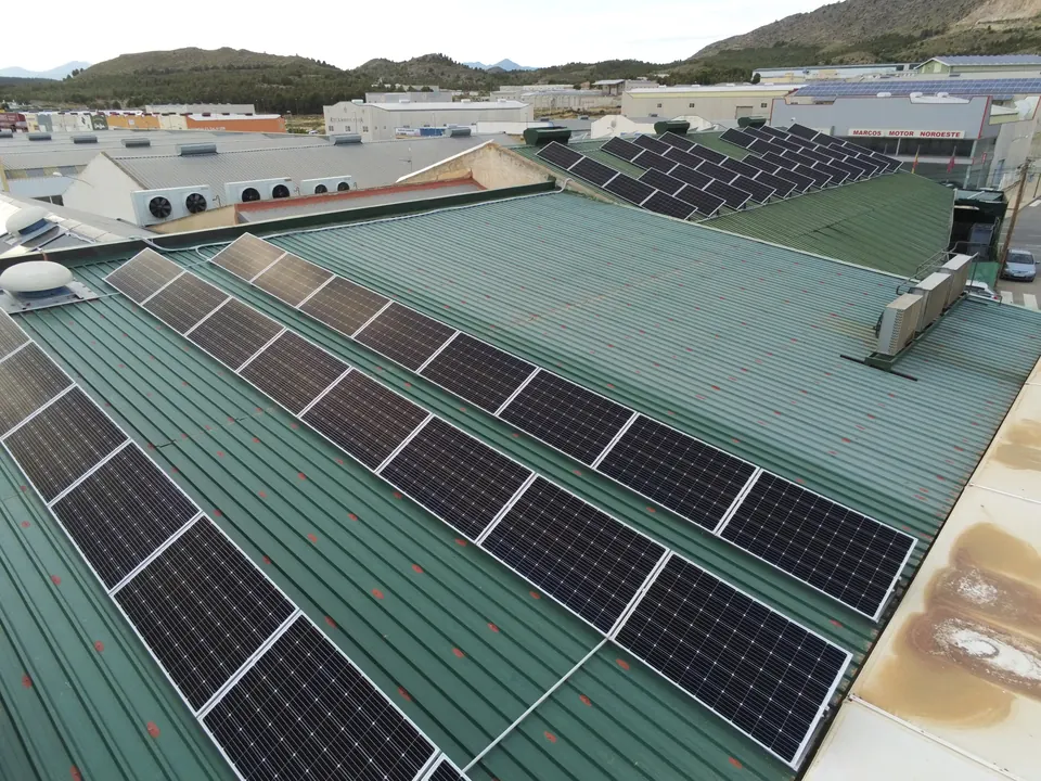 Thaymin Representaciones (Calasparra) : installation photovoltaïque de 54 kWc réalisée par ALRO Solar, photo 3