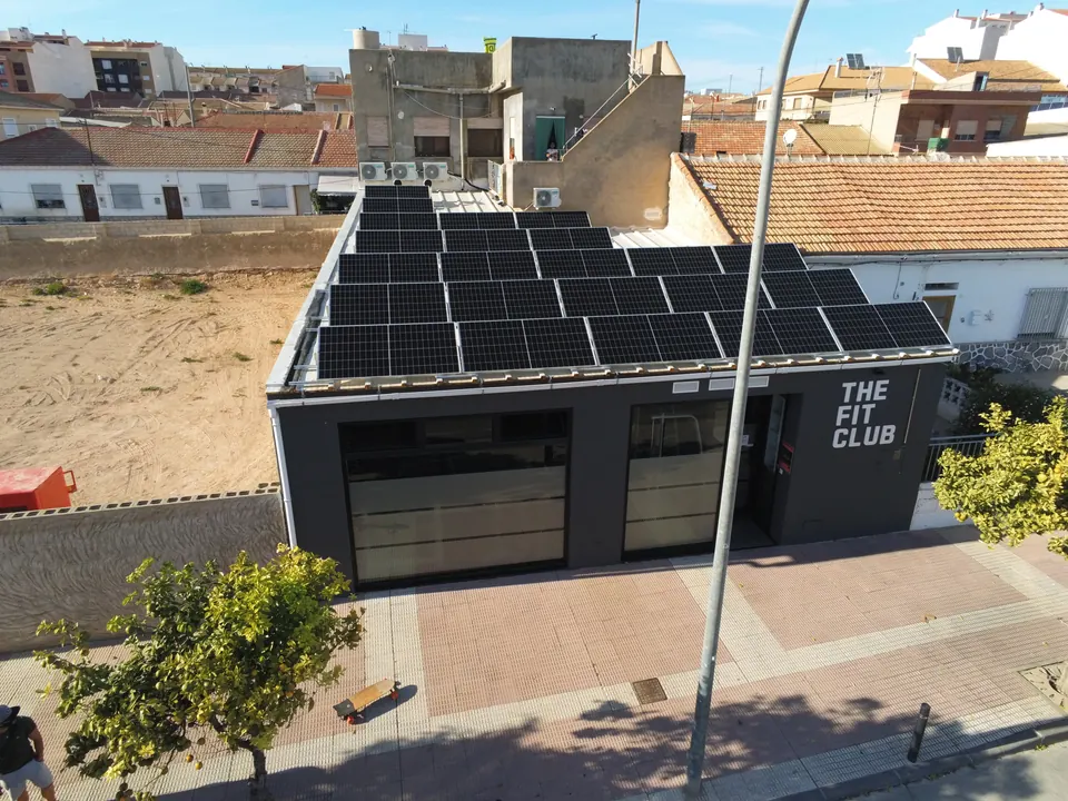 The Fit Club (Corvera) : installation photovoltaïque réalisée par ALRO Solar, photo 1